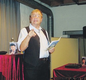 Detlev Schönauer erzählt als „Jacques“, der Wirt, aus dem Leben seiner Gäste.