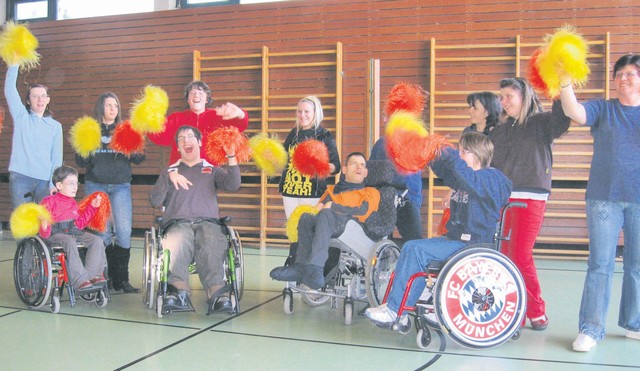 Viel Spaß bei den Proben in Unterkochen für den großen Auftritt: Die Teilnehmer des Rollstuhltanzkurses des Körperbehindertenvereins Ostwürttemberg.