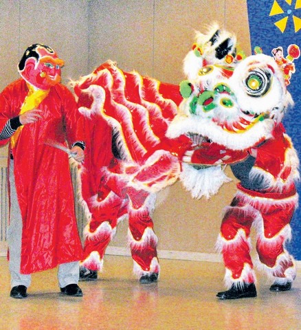 Das neue Jahr, das Jahr des Büffels, geht bis zum 14. Februar 2010. Dann beginnt das „Jahr des Tigers“. – Obiges Foto zeigt den Drachentanz, mit dem beim vietnamesischen Tet-Fest das neue Jahr eingeläutet wird.
